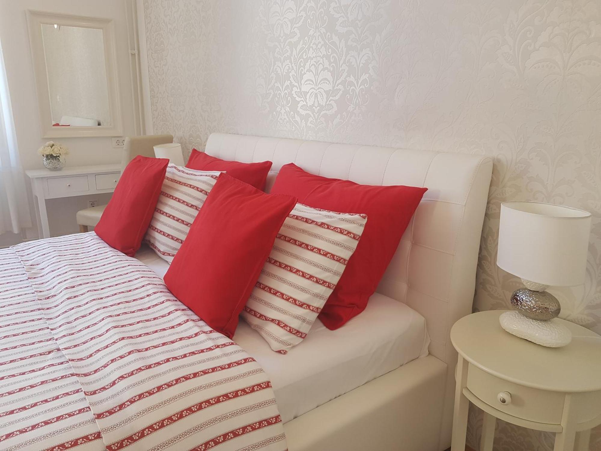 Apartment Medea 2 With Private Parking